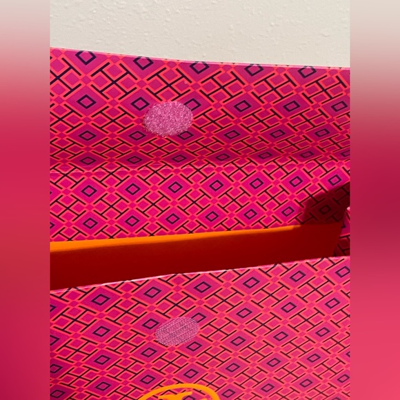 Tory Burch standing Velcro close gift bag - Picture 5 of 5